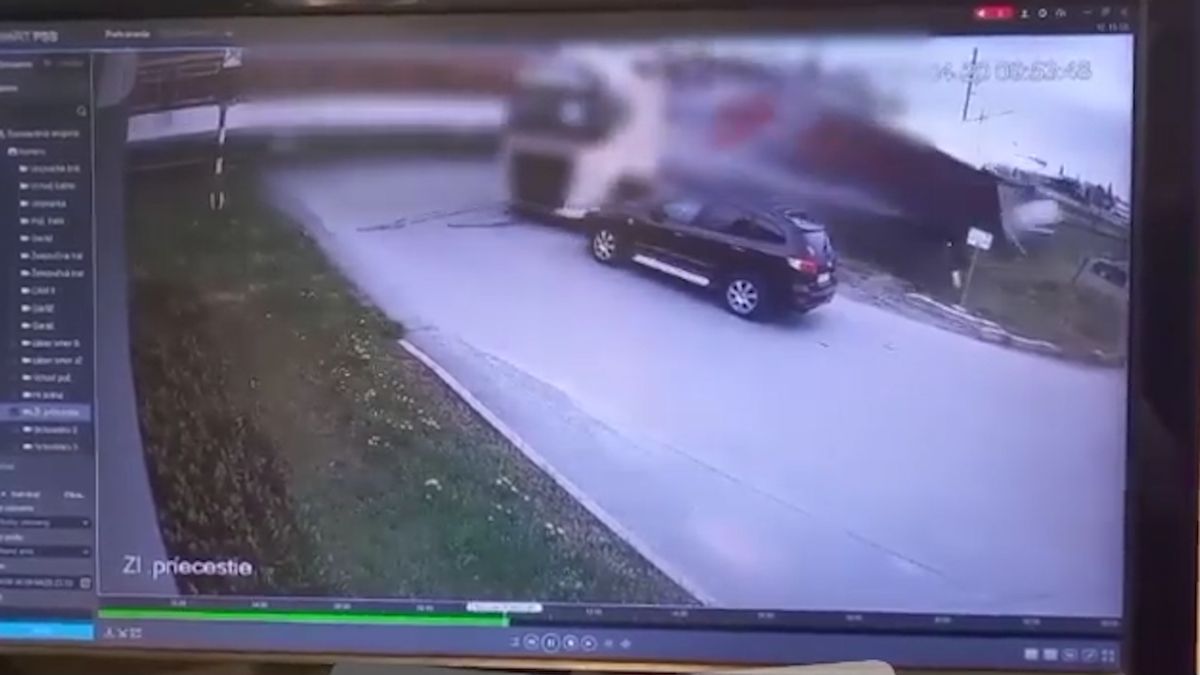 Kamion vjel na Slovensku na červenou přímo před přijíždějící vlak