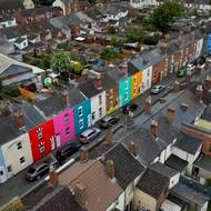 V pestrobarevných ulicích stoupla kromě nálady i cena domů.