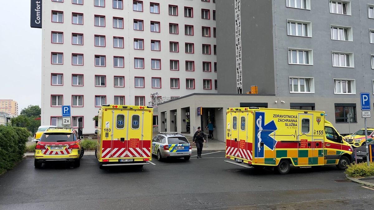 Pět lidí s nevolností odvezla záchranka z hotelu v Praze. Zřejmě se otrávili jídlem