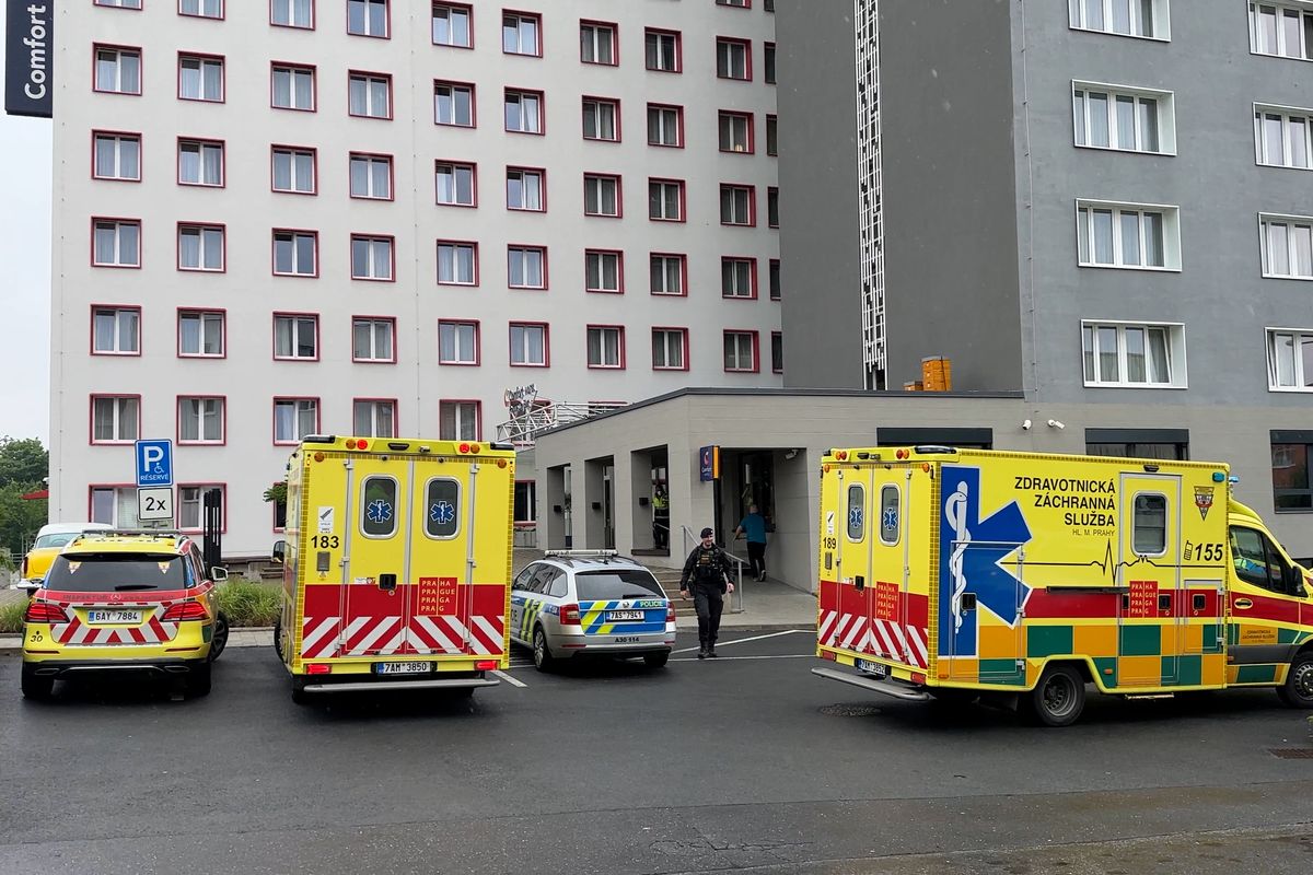 Šest lidí odvezli z hotelu v Praze s nevolnostmi
