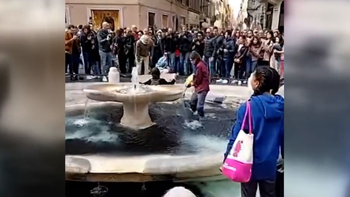 Gli attivisti versano un liquido nero in una fontana a Roma davanti ai turisti.  È irragionevole che questo ti offenda, hanno scritto