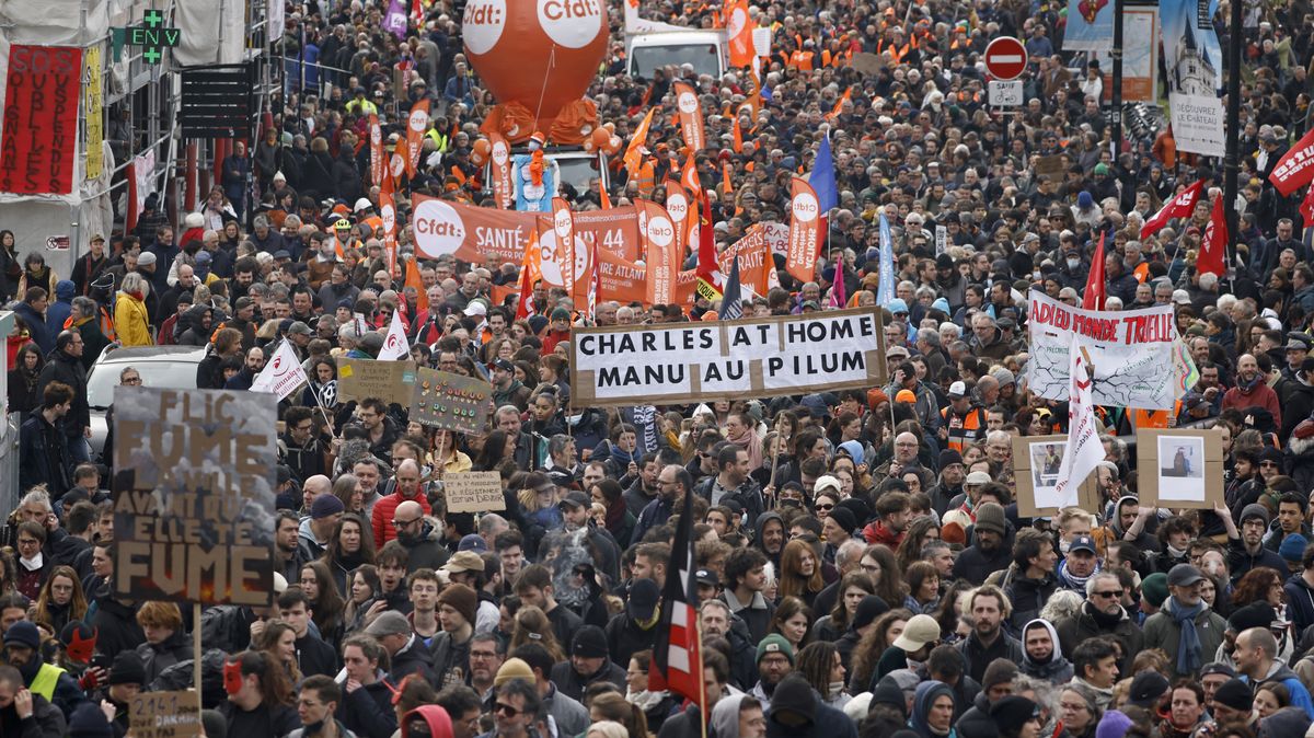 Paralyzovaná Francie. Lidé v ulicích opět protestují proti důchodové reformě