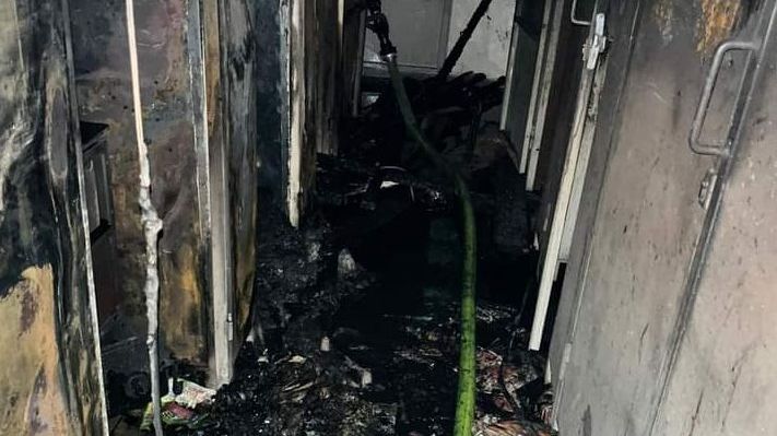 Desítky lidí vyhnal z bytů požár domu v Táboře, čtyři skončili v péči záchranky
