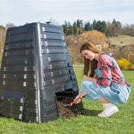 Kompostér K 700 s objemem 720 l pojme nejen posečenou trávu, ale také drny, nadrcené větve a další zahradní odpad ze středně velké zahrady. Díky systému bočních ventilačních otvorů může vzduch snadno prostoupit celým objemem biomasy a rychleji ji rozložit. Cena 2599 Kč
