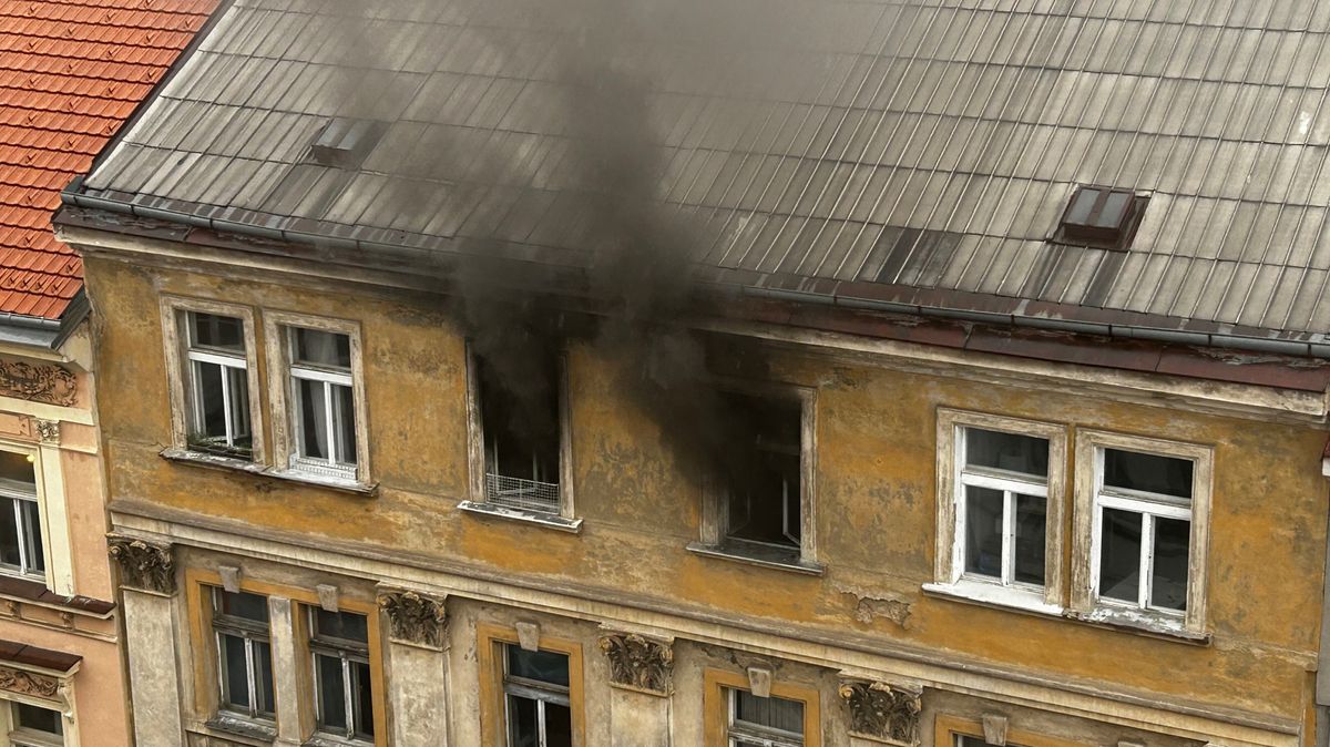 Na pražských Vinohradech hoří v bytovém domě