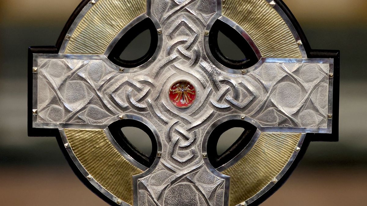 Papež věnoval králi Karlu III. fragmenty z Kristova kříže