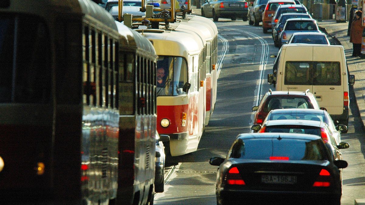 Pro zpoplatnění vjezdu do centra Prahy je pouze 15 procent obyvatel, ukázal průzkum