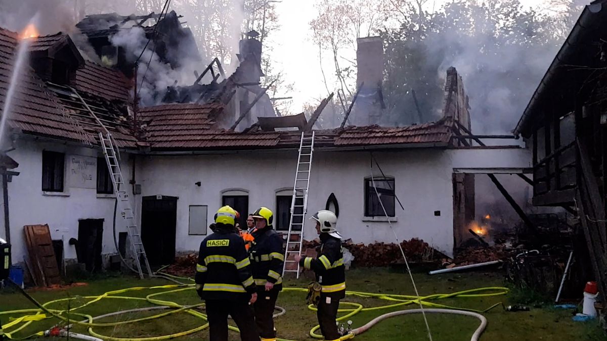 Plameny zachvátily mlýn na Plzeňsku, škoda osm milionů