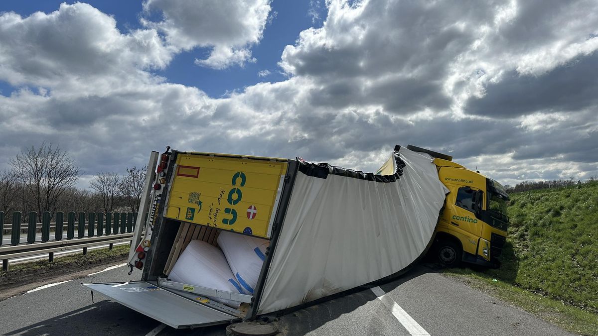 Na dálnici D7 se převrátil kamion. Provoz stojí
