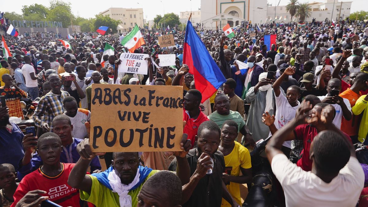 Francie hází v Nigeru ručník do ringu, odjede velvyslanec i vojáci