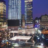 Dva bazény na místě původních věží dvojčat na snímku z roku 2012. Kromě bazénů se zde nachází i muzeum, ve kterém se návštěvníci můžou dozvědět detaily o teroristických útocích