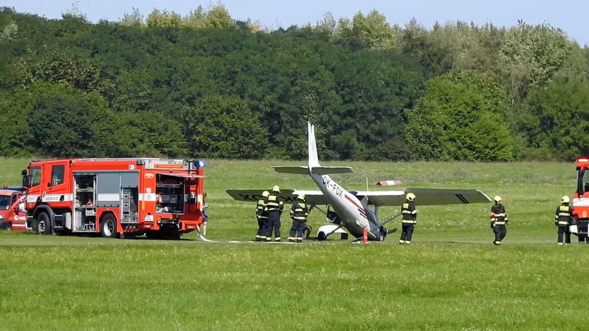 Na letišti v Praze havarovalo malé letadlo. Pilotka vyvázla bez zranění
