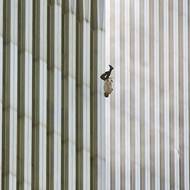 Padající muž. Tuto slavnou fotografii zachytil fotograf Richard Drew před pádem věží World Trade Center. Lidé uvěznění ve vyšších patrech, kde propukl požár, měli na výběr pouze dvě možnosti, jelikož evakuace nebyla možná. Buď uhořet v kanceláři, nebo skočit z několikasetmetrové výšky