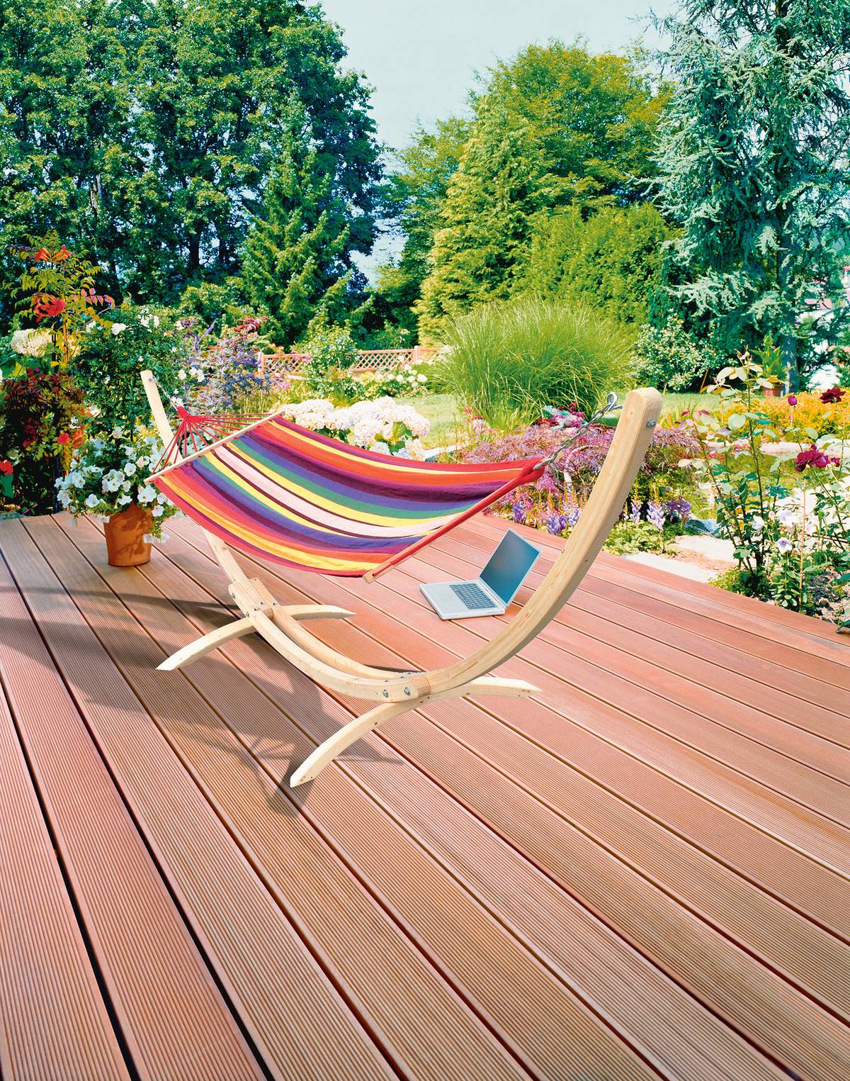 Houpací síť přímo vybízí k lenošení.