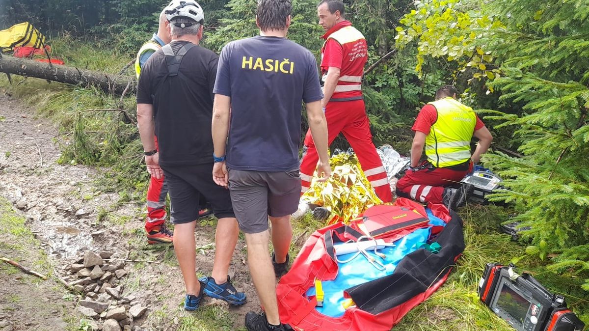 Muže v Beskydech při bouřce těžce zranil zlomený strom, na místo musel vrtulník