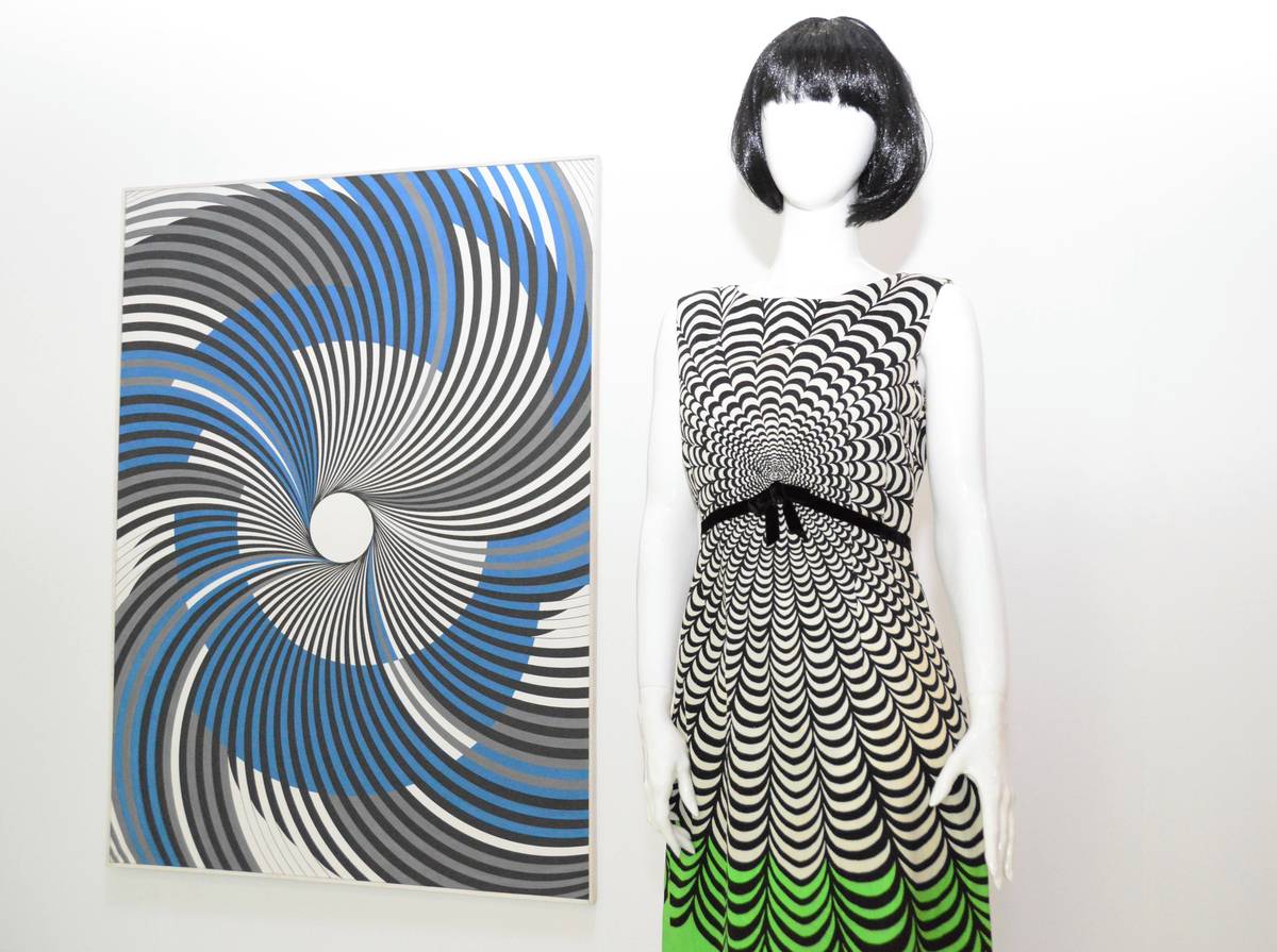 Denní šaty ve stylu op art a dílo V. Mirvalda.