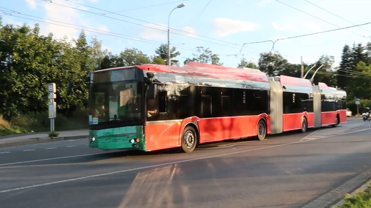 Obří trolejbus vyjel v Plzni na zkušenou