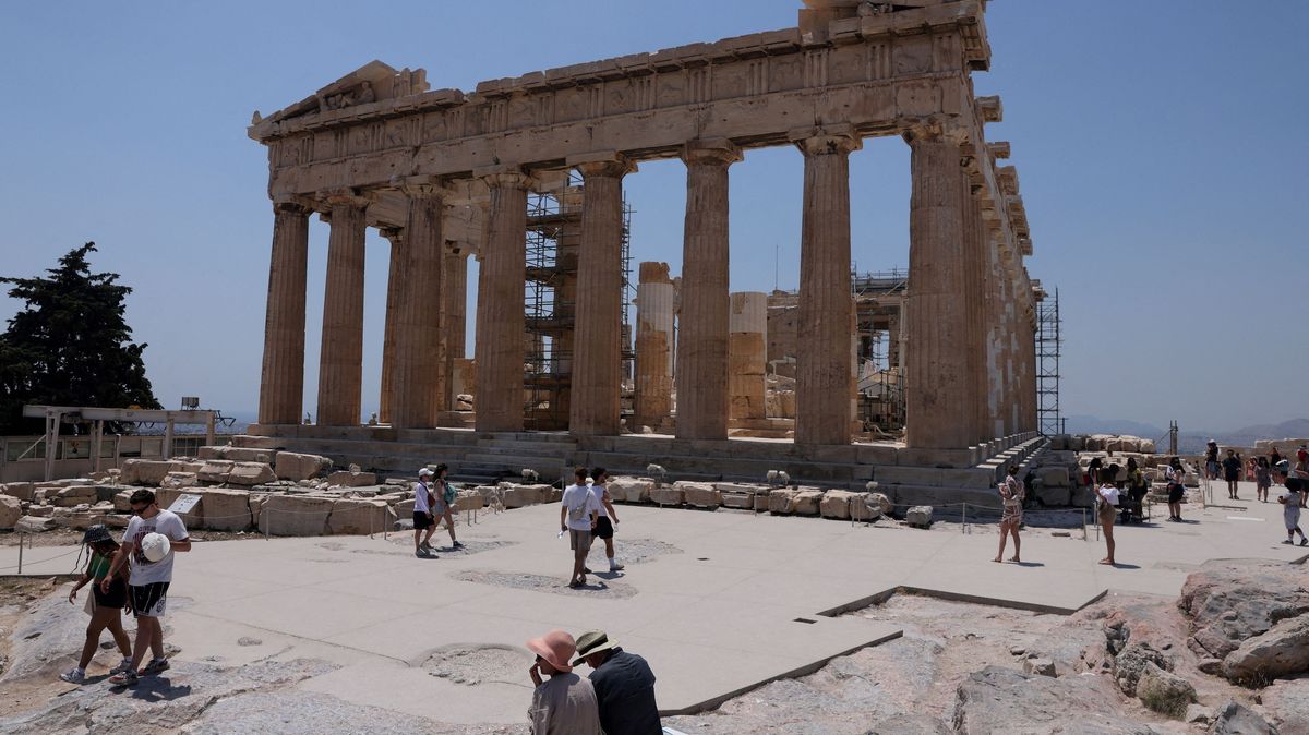 V Aténách kvůli extrémnímu horku zavřeli Akropoli, před tím tam zkolabovala turistka