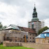 Sýpka s hodinou věží, která je součástí areálu, se v současnosti opravuje. Předělává se krov, střecha a fasáda, na vnitřní prostory zatím nejsou podle správce peníze.