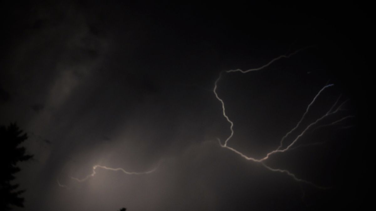 Bouřky budou velmi silné. Meteorologové zpřísnili výstrahu