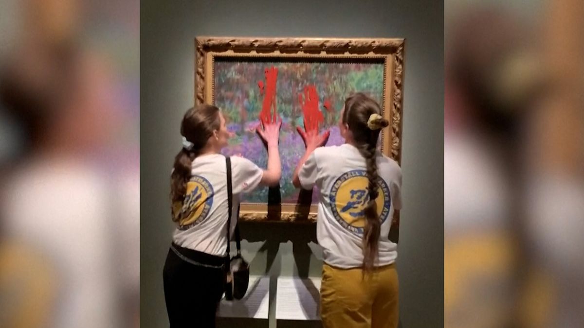 Aktivistky ve stockholmském muzeu polily Monetův obraz červenou barvou