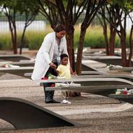 Rodinní příslušníci obětí 11. září u památníku v Pentagonu