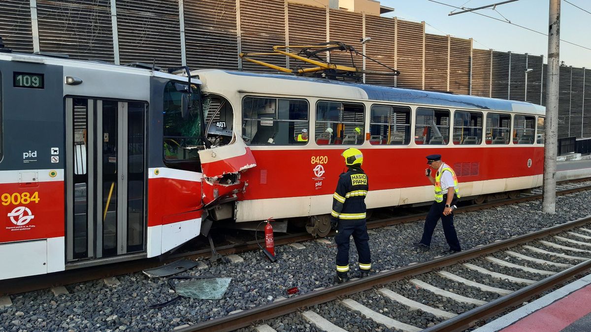 V Praze se srazily dvě tramvaje, řidička je vážně zraněná
