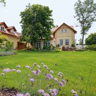 Kolem stavení je více klidových zón k posezení