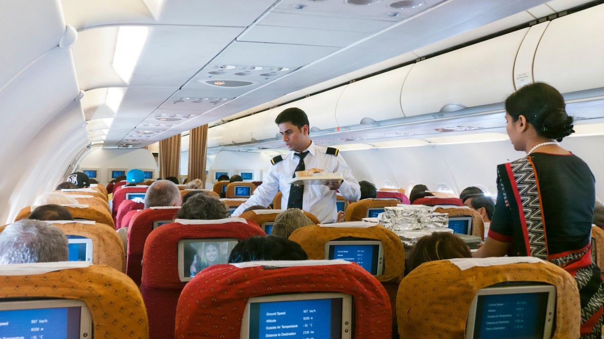 V Indii chtějí pilotům a letuškám zakázat parfémy. Kvůli alkoholu
