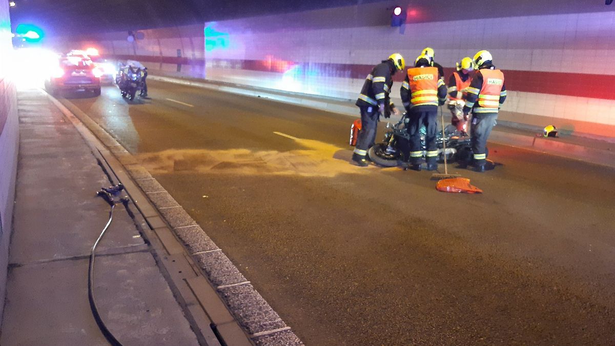 Motorkář narazil do stěny tunelu Mrázovka, na místě zemřel