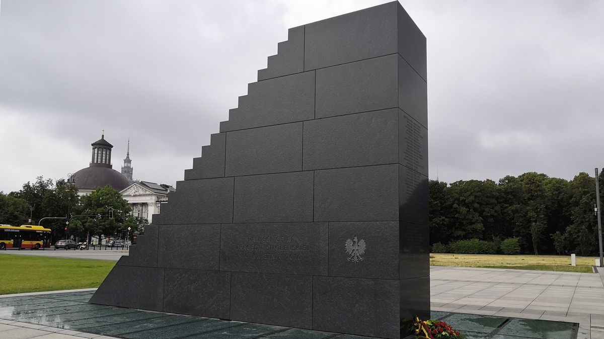 V centru Varšavy stojí na pomníku muž a hrozí, že se odpálí