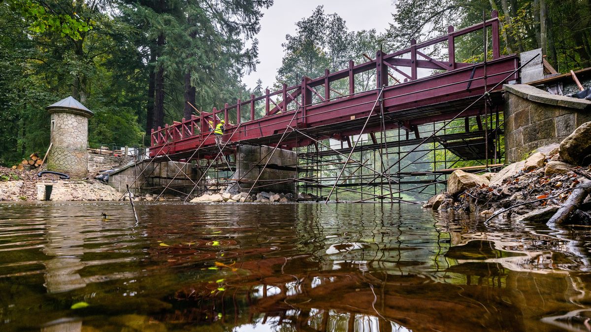 V Babiččině údolí se znovu staví památkově chráněný Červený most