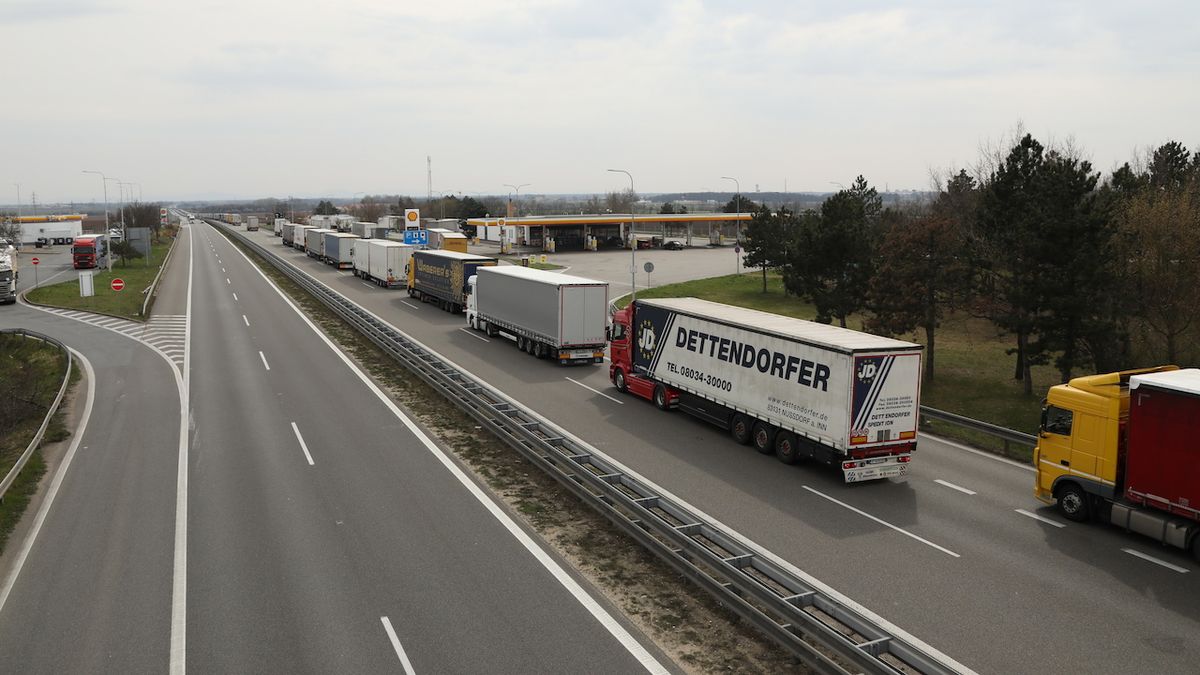 Dopravci odstavili více než polovinu kamionů