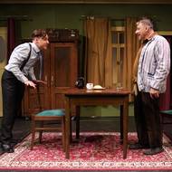 Zleva syn Antonín Holub a otec Radek Holub spolu hrají v inscenaci Dobře rozehraná partie.