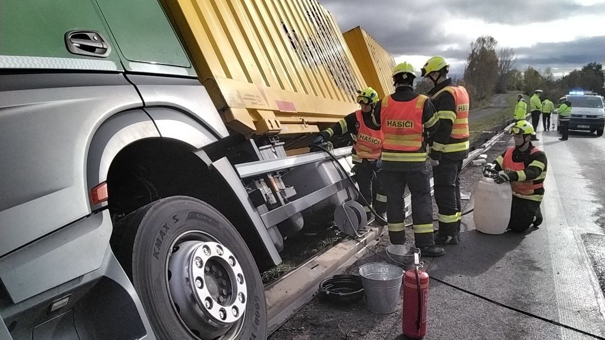 Dálnici D46 na Prostějovsku zablokovala havárie kamionu