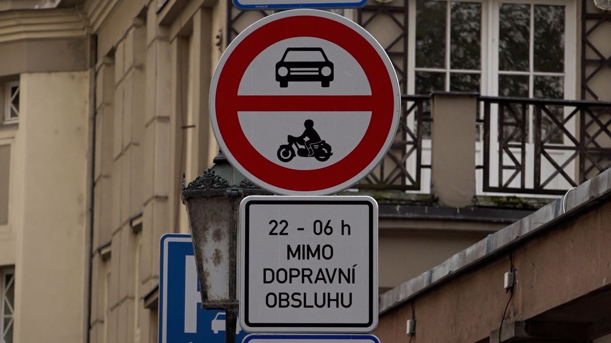 Praha 1 zakázala noční vjezd do části Starého Města
