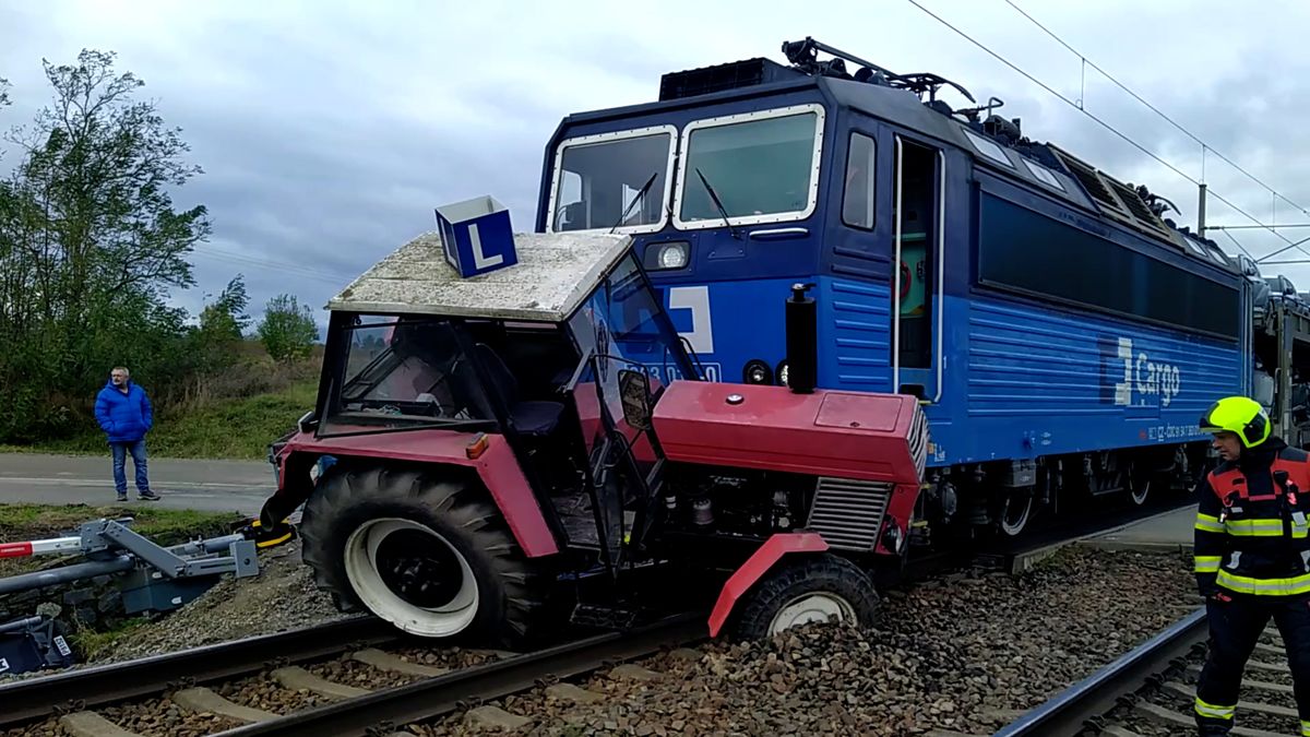 Vlak na Hodonínsku smetl na přejezdu traktorškolu