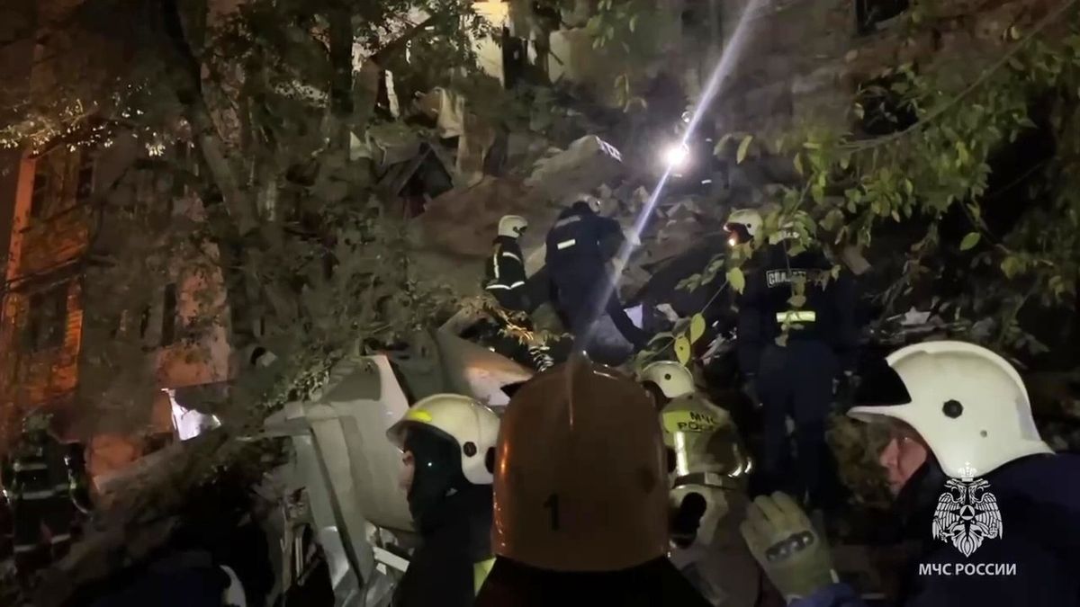 V ruské Astrachani se zřítil obytný dům. Úřady hlásí mrtvou a nezvěstné