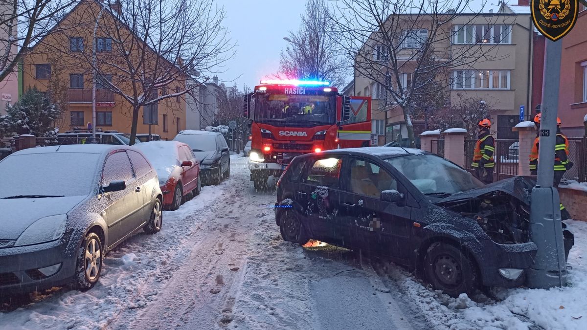 Silnice na východě Česka zasypal nový sníh, působí komplikace v dopravě