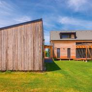 Velká zahrada s ovocnými stromy byla inspirací pro lehce archetypální rozmístění objektů do tvaru L