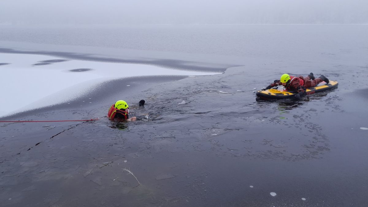Žena se na Jablonecku propadla ledem do nádrže. Zachránili ji hasiči