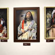 Ilustrátor Miroslav Pospíšil vystavuje ve Štramberku své obrazy indiánů.