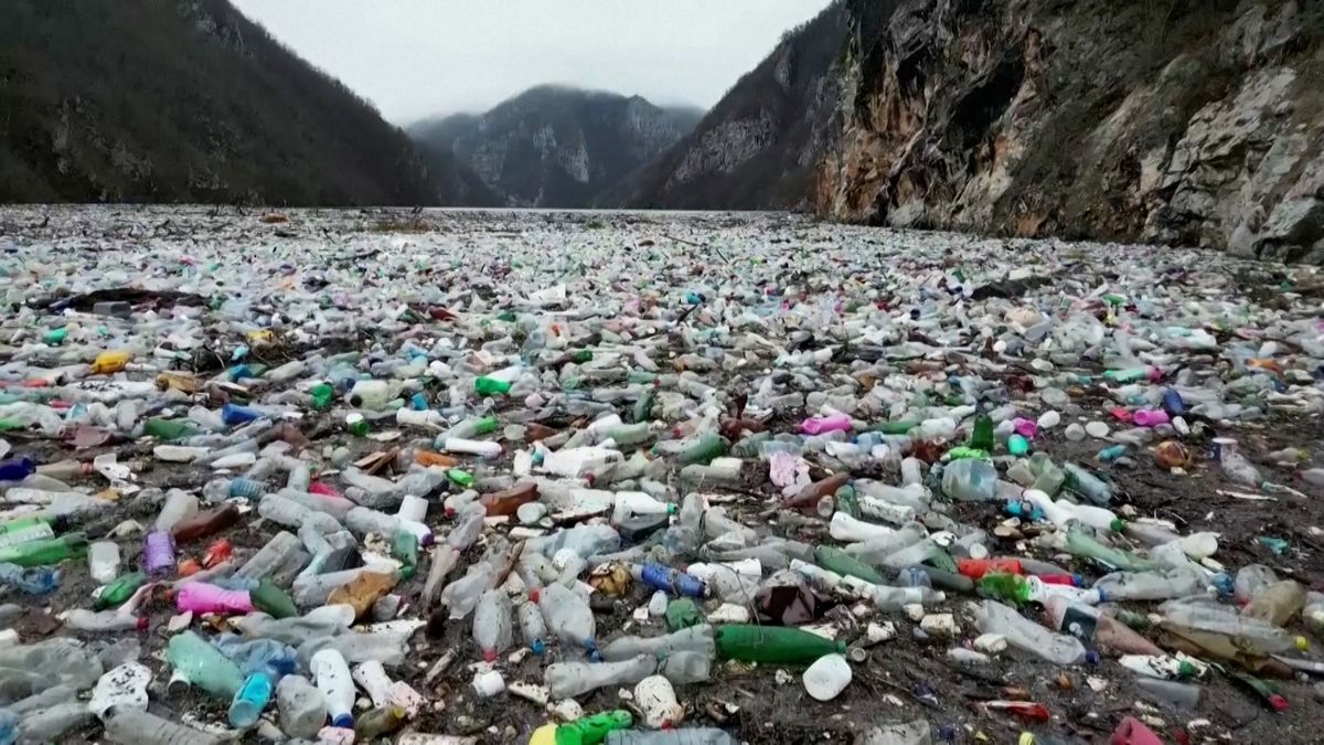 Každoroční podívaná. Bosenskou řeku Drinu zaplavily tuny odpadků