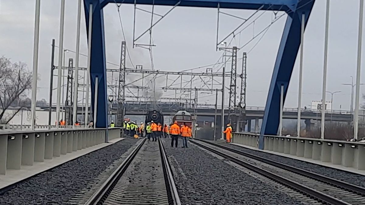 Lokomotivy Sergej a Šlechtična se vypravily zatížit nový most přes Labe