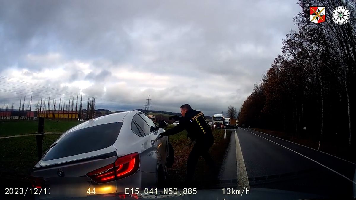Řidič BMW se chtěl při honičce vyhnout zastavovacímu pásu a havaroval