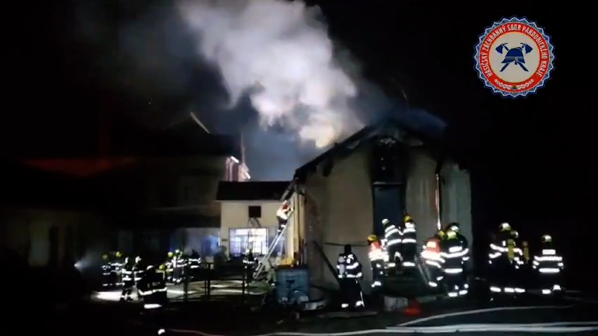 V Chocni hořela ubytovna, hasiči evakuovali 17 lidí