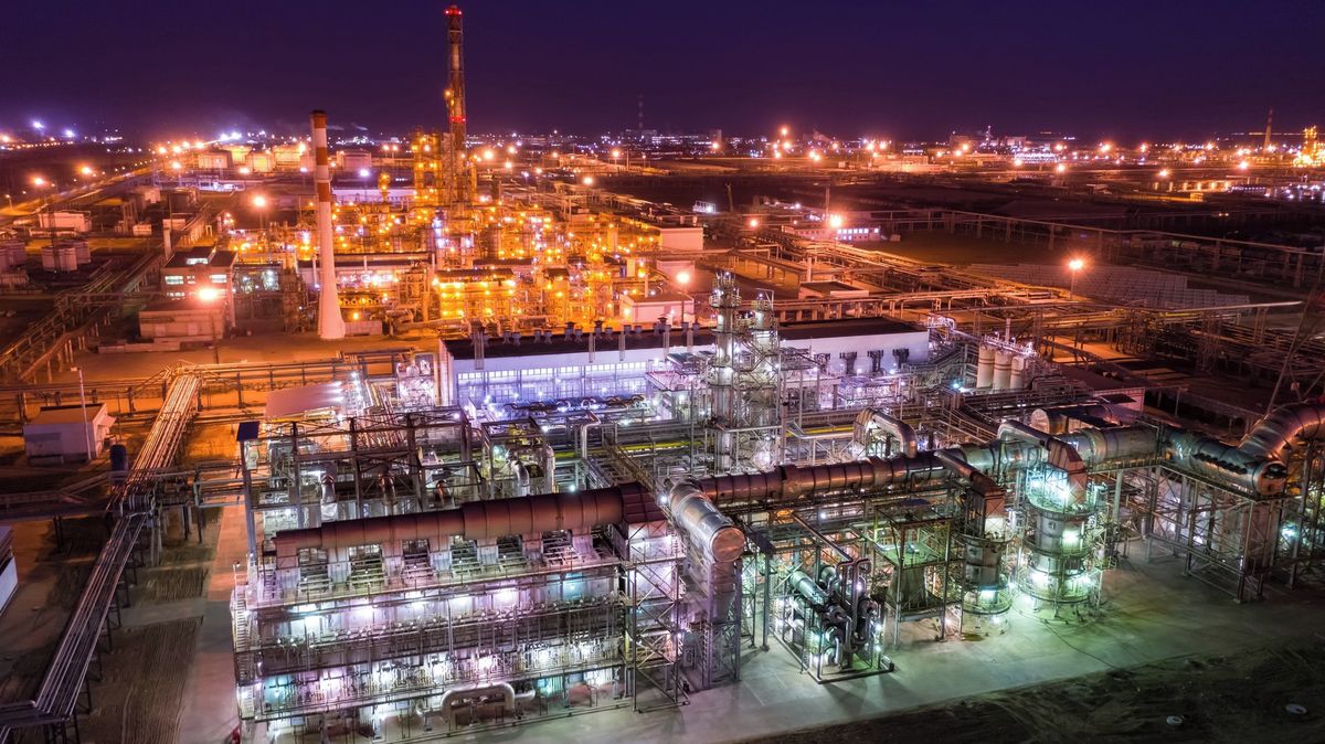 Po útoku dronu začala hořet rafinerie ve Volgogradu