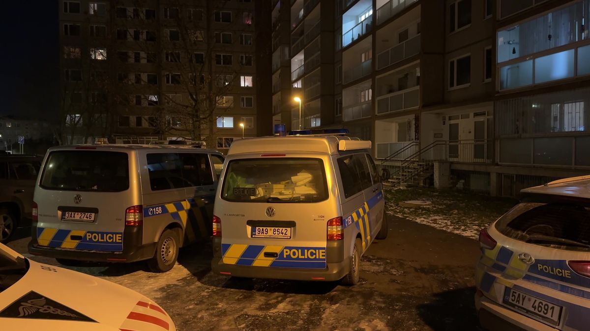 V pražském paneláku našli dva mrtvé lidi, případ řeší policie