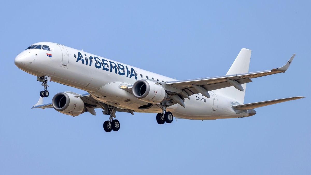 Letadlo v Bělehradu si při startu rozpáralo bok o zařízení na ranveji