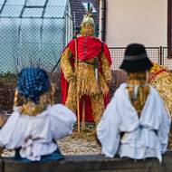 Samotné stavění pak probíhá s pomocí dobrovolníků na začátku prosince.